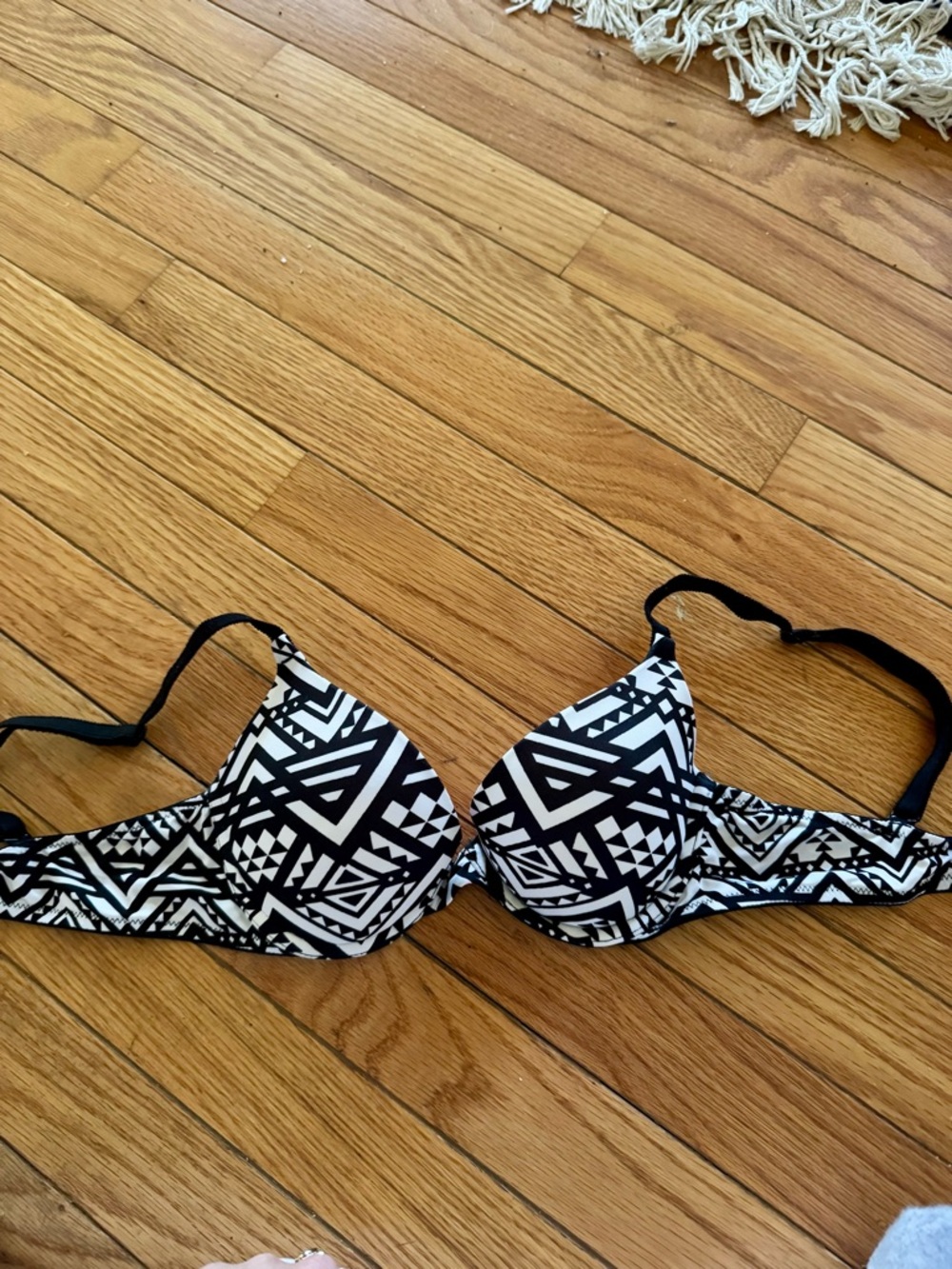 Victoria’s Secret PINK Black & White Tribal Aztec Underwire Push-Up Bra 32B